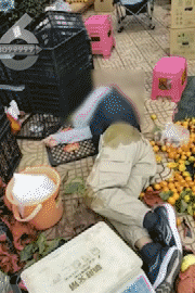 昆明一老人赶集摔倒压坏水果摊！中午就带着家属找来了<strong></p>
<p>比特币吧</strong>，摊主慌了……