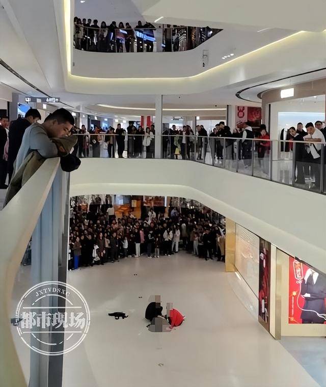 山东济宁一女孩在商场坠亡<strong></p>
<p>挖矿比特币</strong>，其倚靠的扶梯玻璃护栏疑似脱落，警方回应