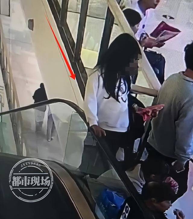 山东济宁一女孩在商场坠亡<strong></p>
<p>挖矿比特币</strong>，其倚靠的扶梯玻璃护栏疑似脱落，警方回应