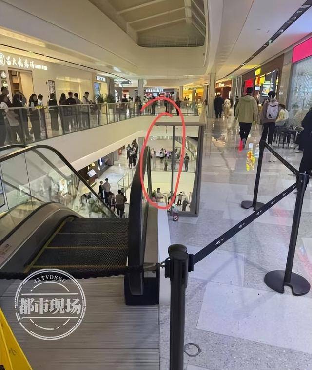 山东济宁一女孩在商场坠亡<strong></p>
<p>挖矿比特币</strong>，其倚靠的扶梯玻璃护栏疑似脱落，警方回应