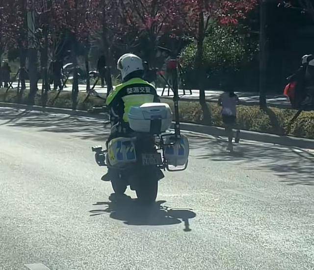 组委会回应6岁女孩跑完42公里全马：其父不顾裁判多次阻拦让女儿违规蹭跑<strong></p>
<p>比特币价格回落</strong>，已处罚