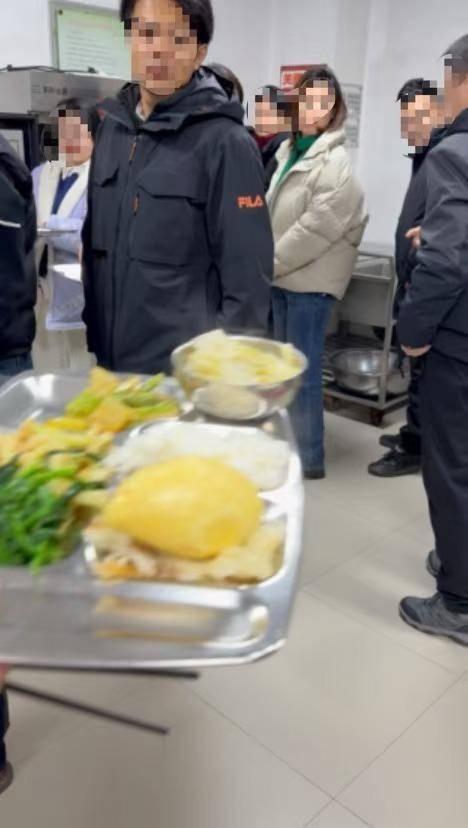 大连一市场监管局疑未到下班时间多人排队打饭 工作人员回应：拍摄者或调<strong></p>
<p>比特币挖矿教程</strong>了手机时间