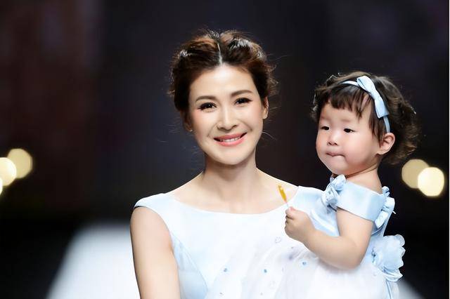 富商周旭辉<strong></p>
<p>比特币勒索病毒</strong>，44岁娶小12岁女星童蕾，获刑3年后，妻女过得如何？