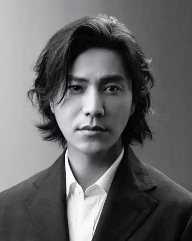 陈坤的儿子已成年<strong></p>
<p>比特币概念股</strong>，容貌开始显现母亲的基因，像谁可以认得出吗？