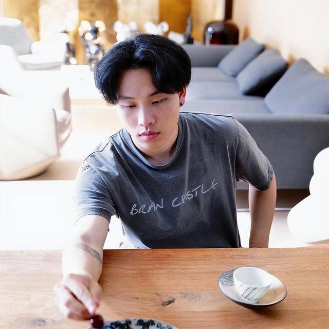 陈坤的儿子已成年<strong></p>
<p>比特币概念股</strong>，容貌开始显现母亲的基因，像谁可以认得出吗？