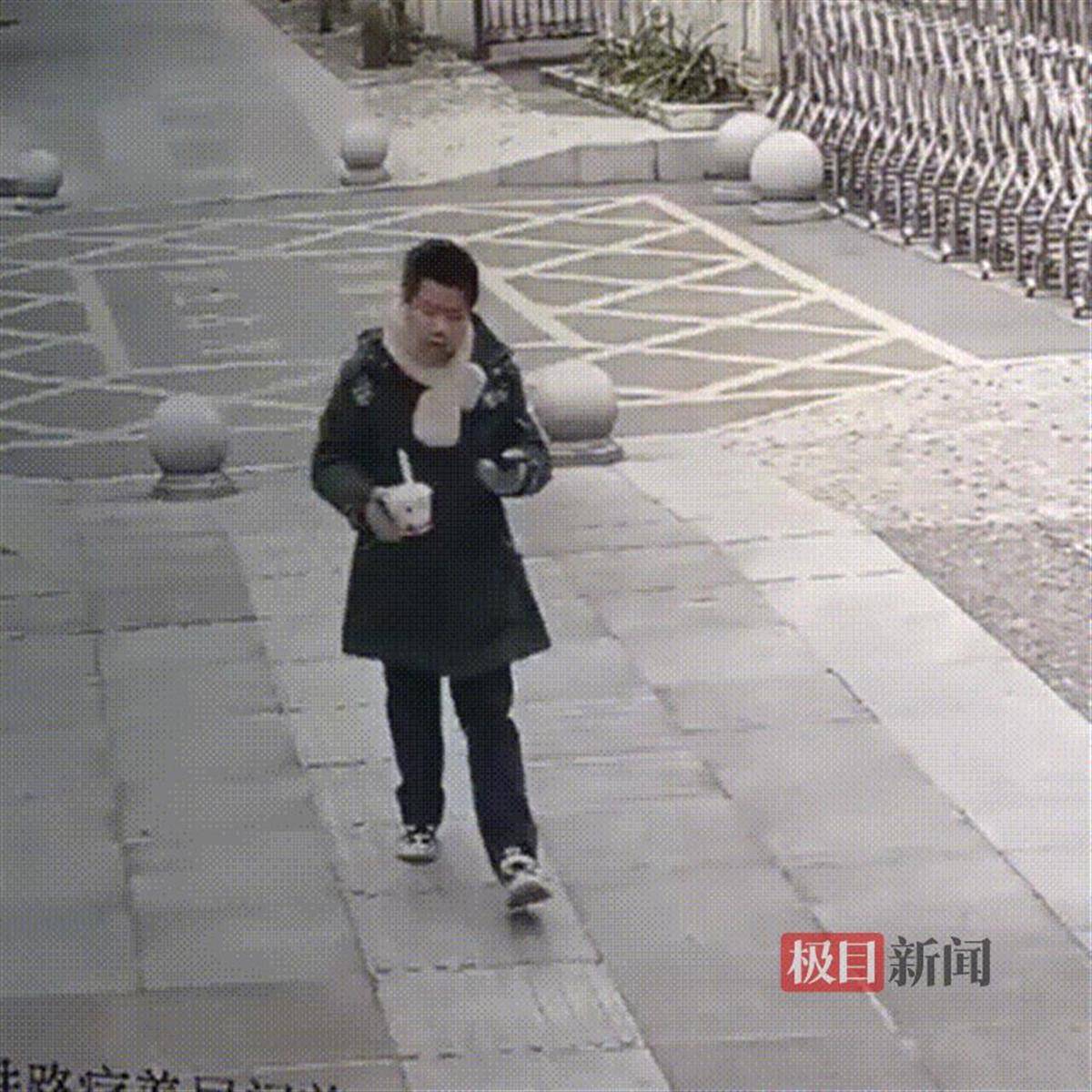 湖北咸宁一学生放学路上捡到手机交给警方<strong></p>
<p>比特币行情走势图</strong>，民警和失主进校给他送“大礼包”