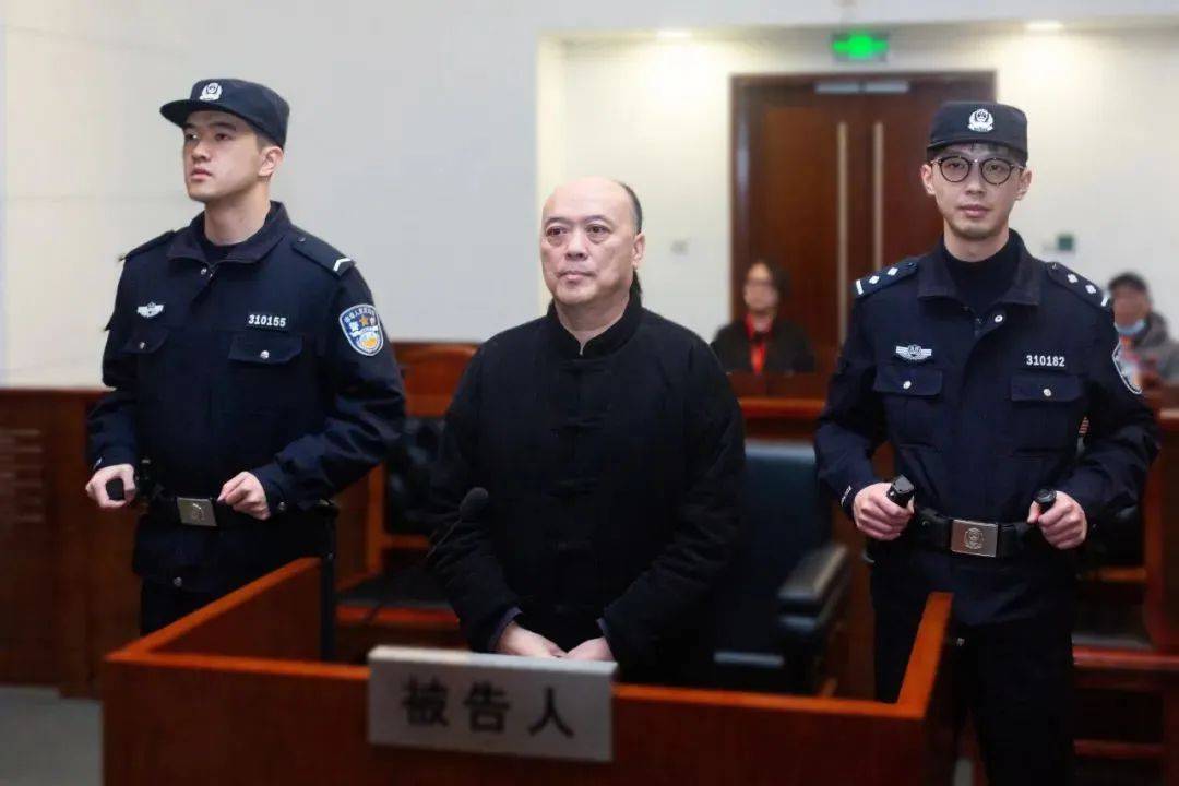 受贿、伪造武警警官证<strong></p>
<p>偷电挖比特币</strong>，上海公安学院原副院长李锦明获刑十一年半