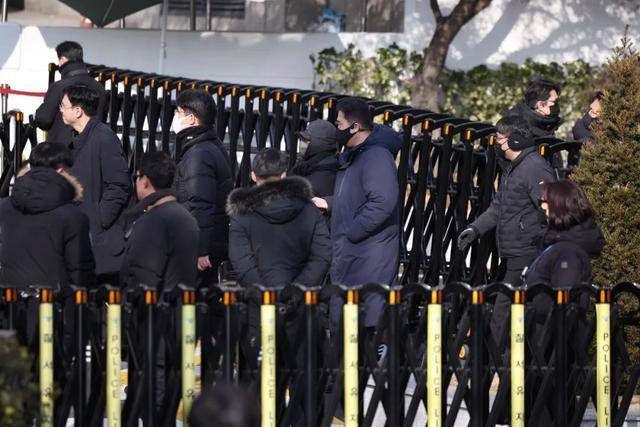 韩国政坛一夜大乱！150人冲进总统府<strong></p>
<p>1个比特币价格多少</strong>，尹锡悦组织一万支持者拒捕