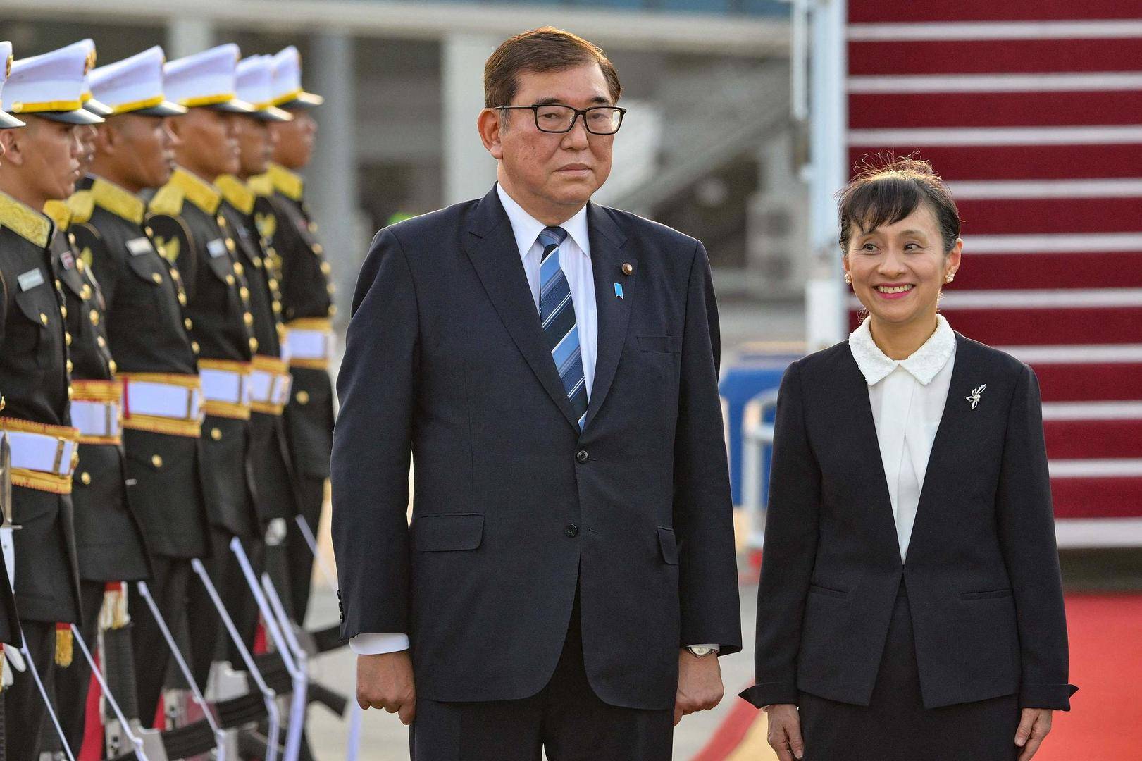 日本“第一夫人”外交首秀引关注：比丈夫人气更高<strong></p>
<p>比特币暴跌上千美元</strong>，在大学校园一见钟情