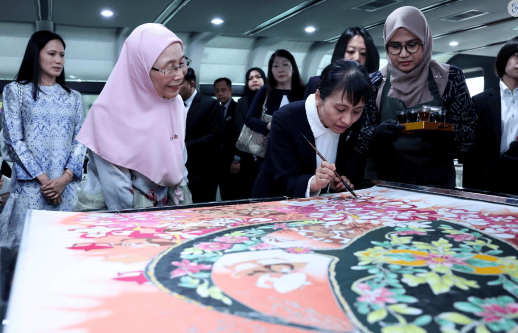 日本“第一夫人”外交首秀引关注：比丈夫人气更高<strong></p>
<p>比特币暴跌上千美元</strong>，在大学校园一见钟情