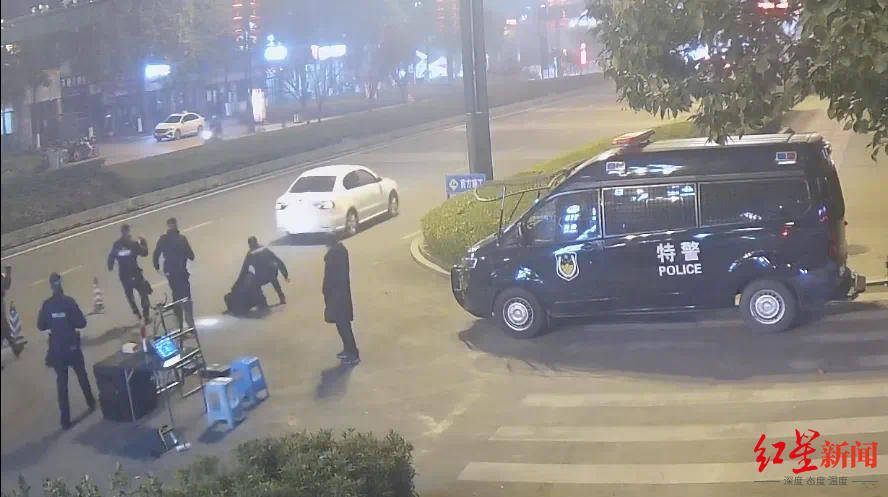 男子车内放疑似枪支遇检查强行冲卡致一辅警被拖行受伤<strong></p>
<p>比特币工厂</strong>，已被抓获！“枪支”正在鉴定