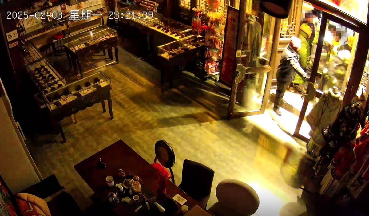 大同官方核查“店铺被撬锁开灯”事件<strong></p>
<p>eth价格</strong>，律师：撬锁入室涉嫌违法，且滥用行政权力