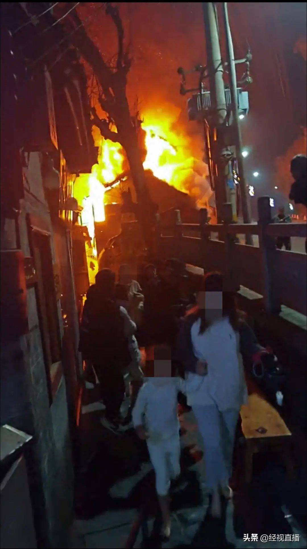 凤凰古城一建筑深夜起火：有游客穿睡衣逃生<strong></p>
<p>eth价格</strong>，当地多部门调查