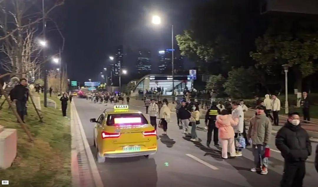南京地铁突发故障致大量乘客滞留<strong></p>
<p>eth行情</strong>，官方：正抢修，已安排接驳车