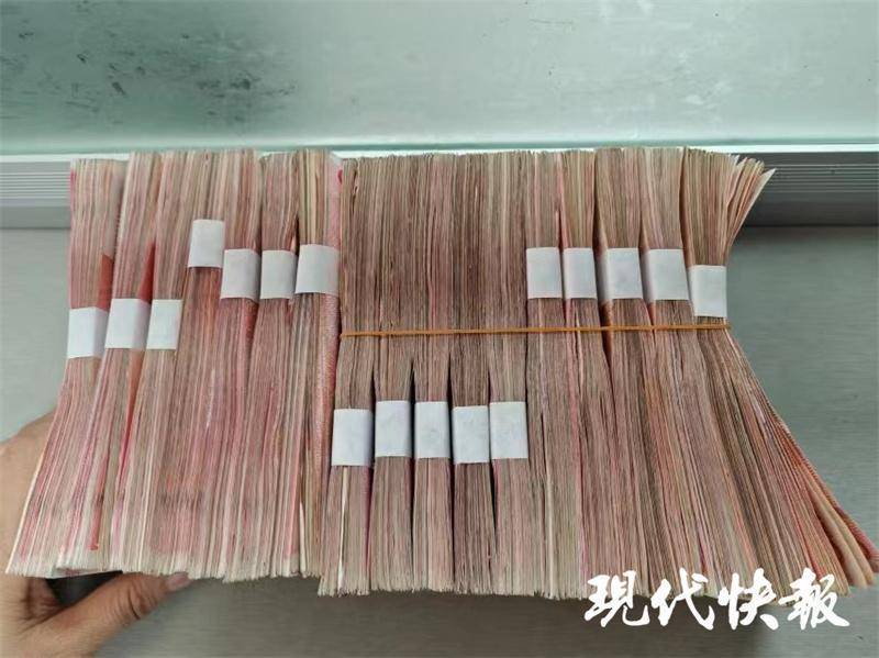 女子把17万元现金藏床底多年<strong></p>
<p>和讯期货</strong>，发霉粘在了一起