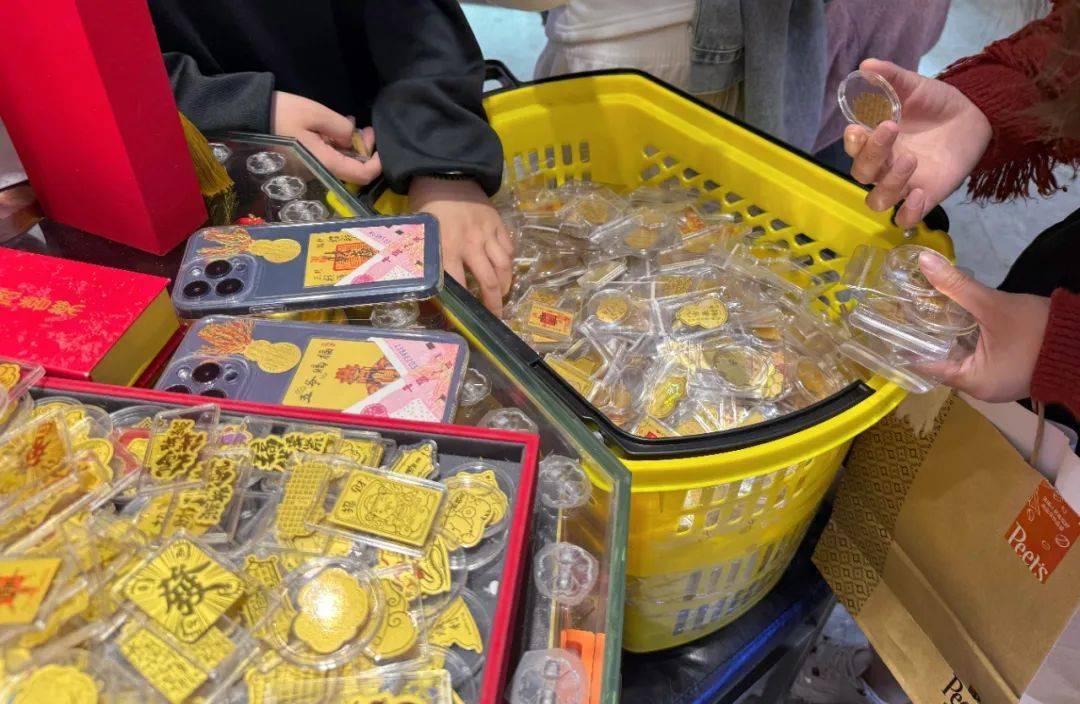 一个假期卖出2万份<strong></p>
<p>和讯期货</strong>！年轻人流行全款拿下“第一块金”？