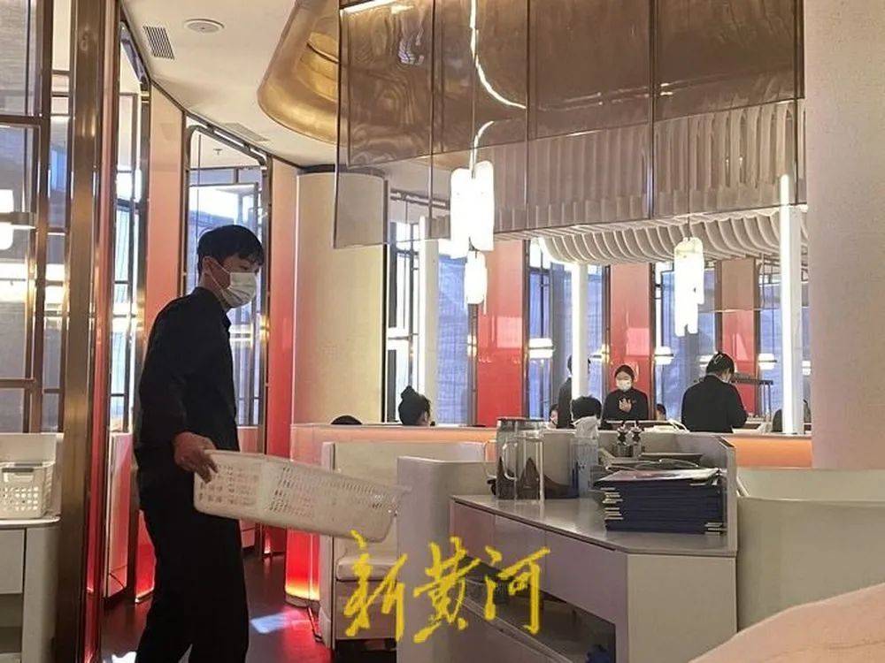 “张兰封号”风波后的麻六记：线下门店直播意外爆火<strong></p>
<p>和讯期货</strong>，济南店直播间当日点赞超1665万
