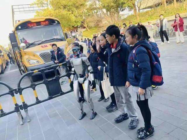 怪不得宇树机器人抢不到！抢到的人已经开始赚钱：租出去<strong></p>
<p>原油业</strong>，一天收费5000元至1.5万元