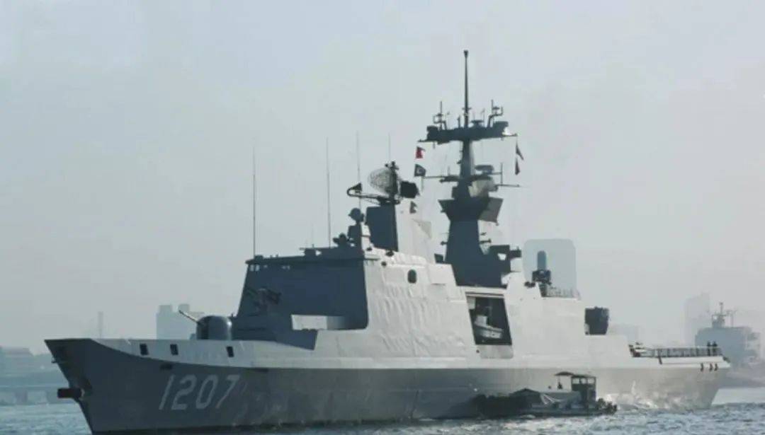两岸军舰再次对峙<strong></p>
<p>原油业</strong>，台军挑衅遭解放军驳斥，052D卸下主炮炮衣亮剑，台舰艇灰溜溜撤离，岛内“绿媒”气得跳脚