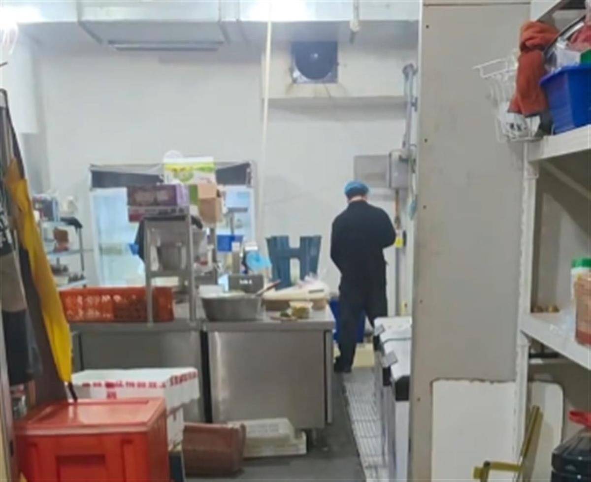 济南一餐厅被举报员工在后厨小便<strong></p>
<p>原油业</strong>，老板否认，市监部门介入调查