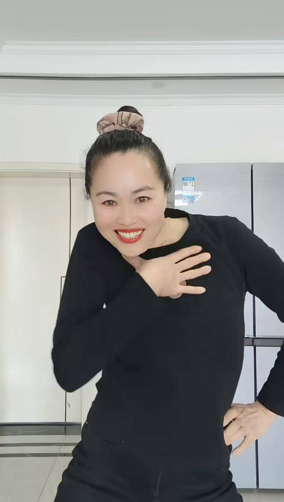 河南52岁阿姨跳“断头舞”走红：一开始是好奇<strong></p>
<p>原油最新消息新闻</strong>，要技巧才有感觉，真不是特效！