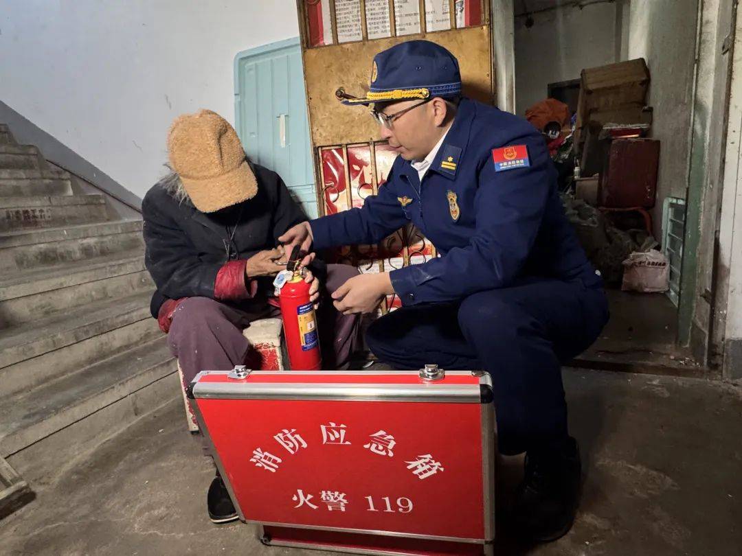 退休金超9000<strong></p>
<p>硅原油</strong>，91岁老人家中却“垃圾成山”！原因心酸