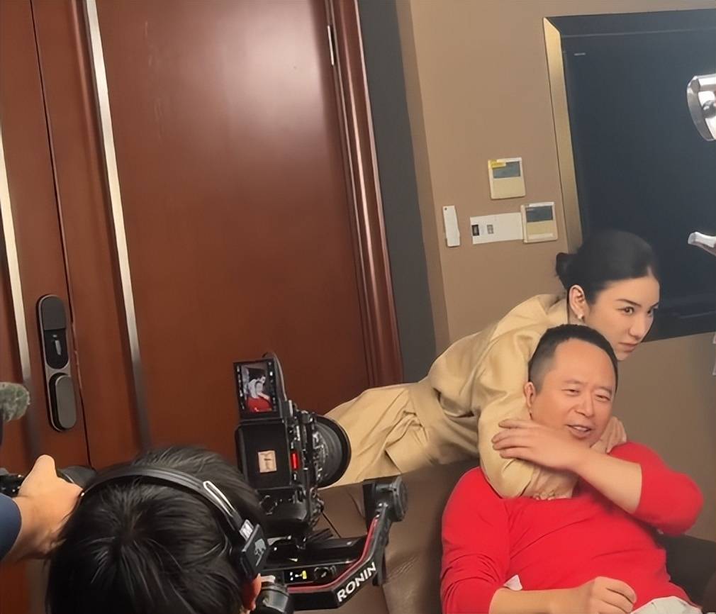 周鸿祎回应参演的短剧辣眼睛：黄奕诱惑<strong></p>
<p>原油市场分析</strong>我的剧情是DeepSeek设计的