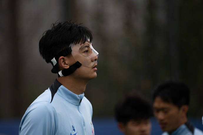 国足怎么办<strong></p>
<p>最新国际原油消息</strong>？申花官方确认蒋圣龙骨折 两轮连伤两大中卫