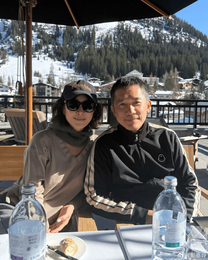 刘嘉玲、梁朝伟<strong></p>
<p>黄金原油直播</strong>，突传消息！