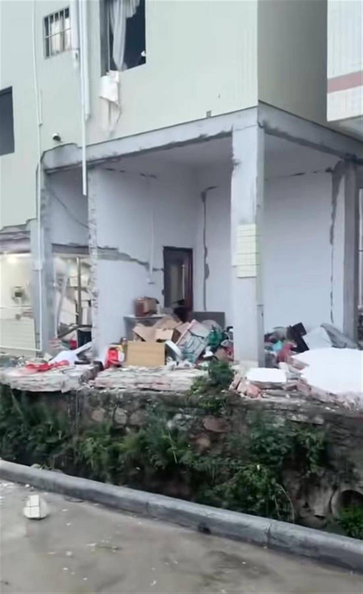广东珠海一民房发生爆炸<strong></p>
<p>草原油画图片</strong>，墙体砖块散落一地，官方：暂无人员伤亡报告