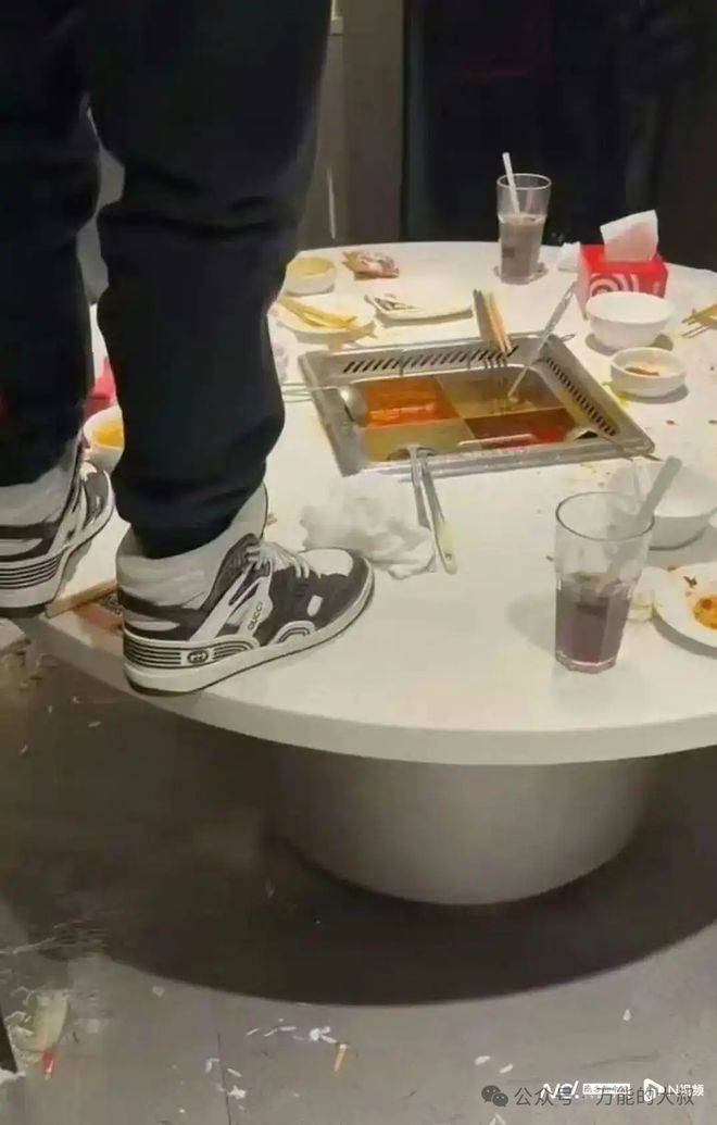 “魔童尿海”大反转<strong></p>
<p>草原油画图片</strong>！海底捞被抵制错在太“滥情”