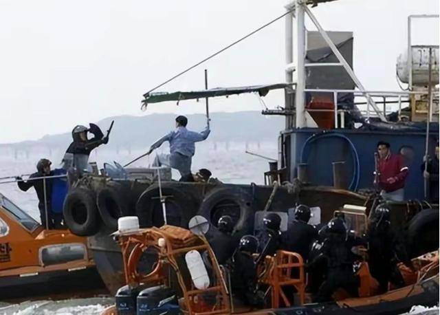 中韩海警对峙2小时<strong></p>
<p>原油清洗剂</strong>，中方持刀拦截，被强占25年苏岩礁有望收回？