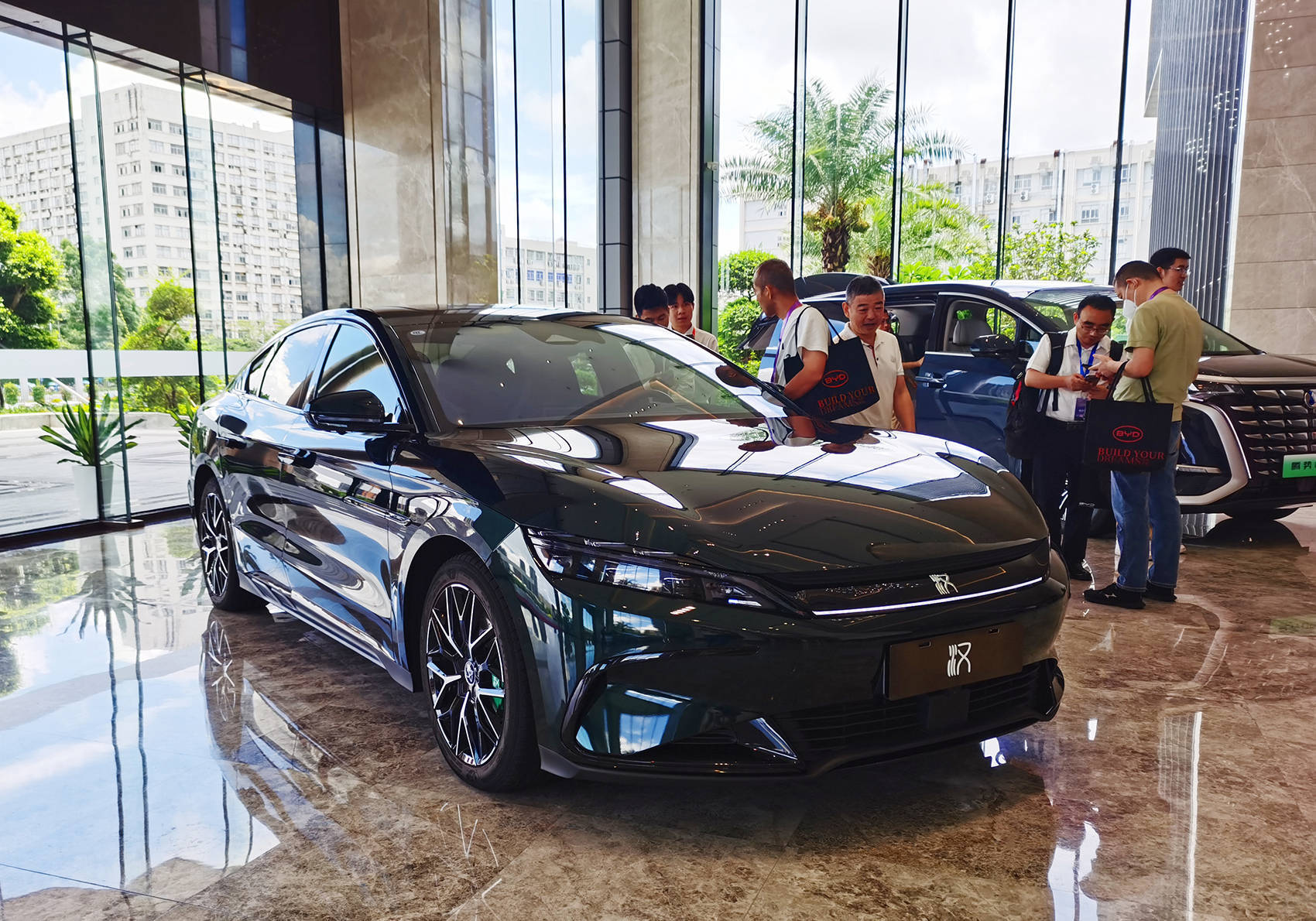 营收7771亿元<strong></p>
<p>金投网原油</strong>，超越特斯拉！刚刚，比亚迪炸裂发布：拟派现超120亿元
