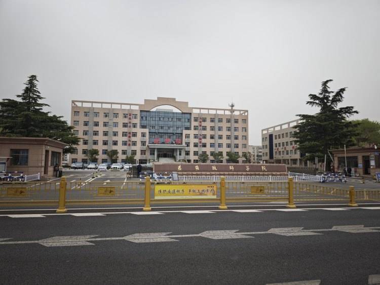 山东一任教31年教师临近退休突遭解聘<strong></p>
<p>美国原油负值</strong>，学校回应