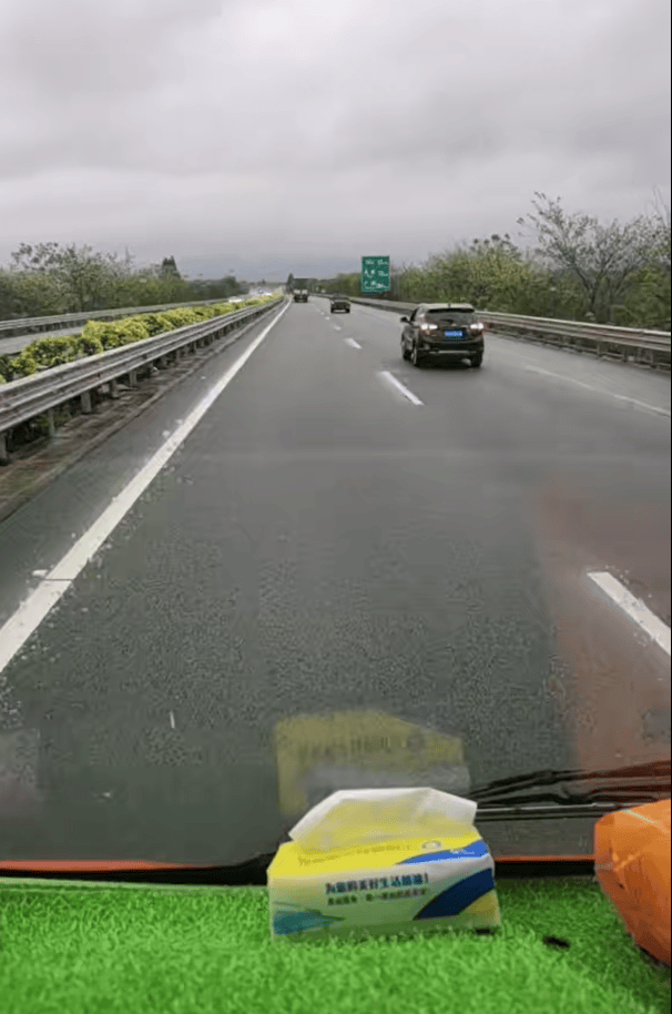 网友称高速路上“无奈倒车7公里”<strong></p>
<p>世界原油价格</strong>，广东高速：拥堵或与清明将至有关