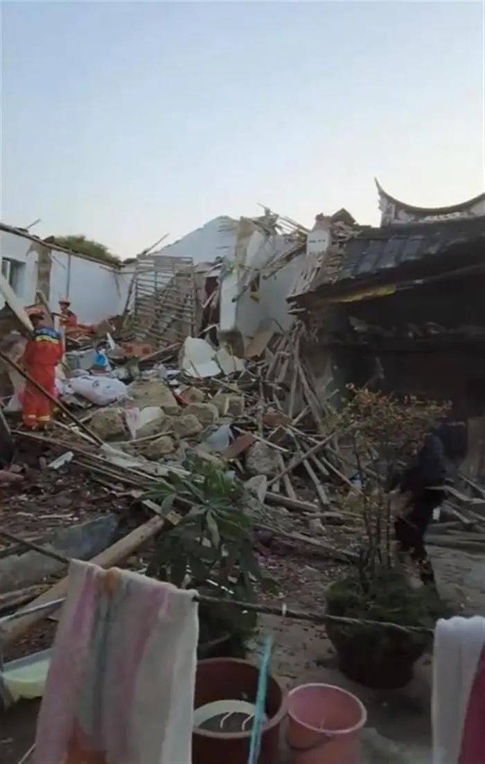 福建一民宅倒塌7人被埋<strong></p>
<p>入原油</strong>，亲历者：房龄已超60年