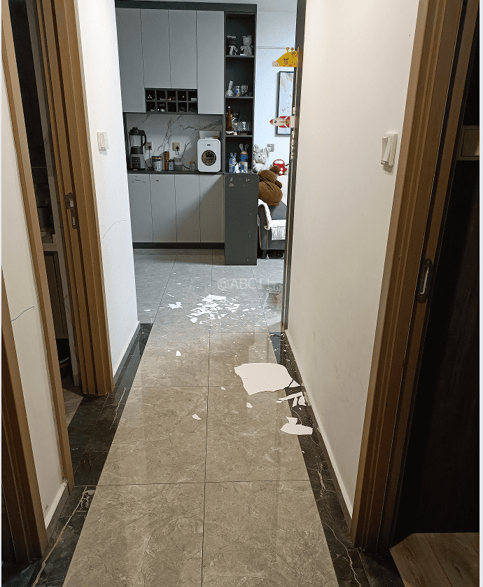 “深更半夜<strong></p>
<p>入原油</strong>，又掉一大块下来”！广东一小区业主怒了