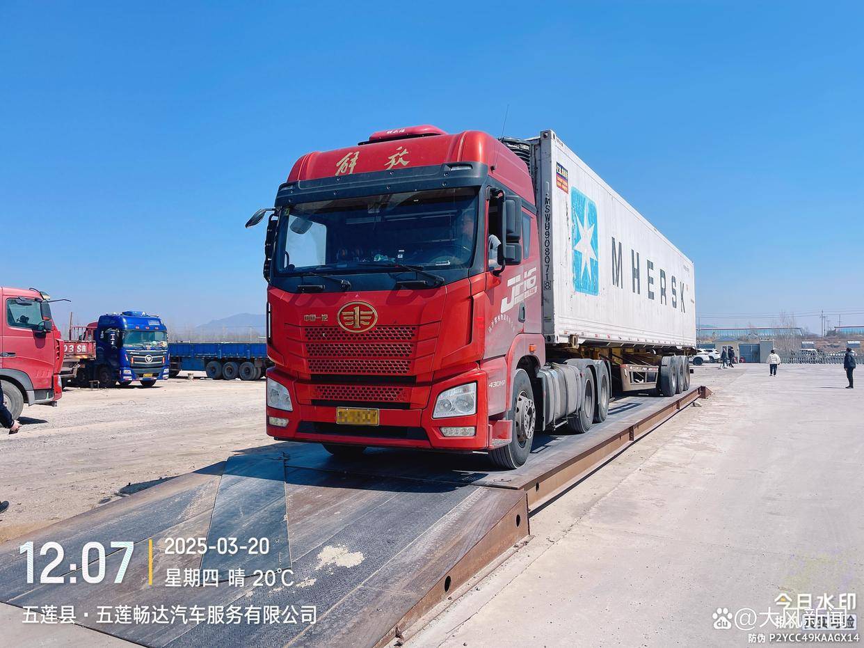 汽修店老板道路救援支千斤顶<strong></p>
<p>嘉盛原油</strong>，大货车箱体侧翻致其身亡；五莲县警方：不属车祸建议自诉