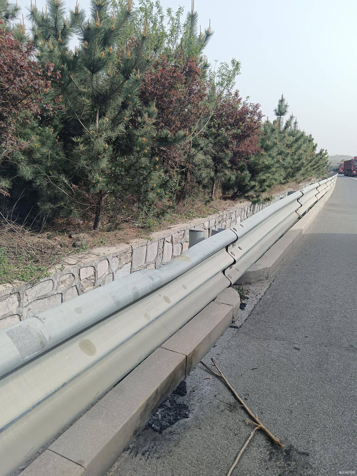 汽修店老板道路救援支千斤顶<strong></p>
<p>嘉盛原油</strong>，大货车箱体侧翻致其身亡；五莲县警方：不属车祸建议自诉