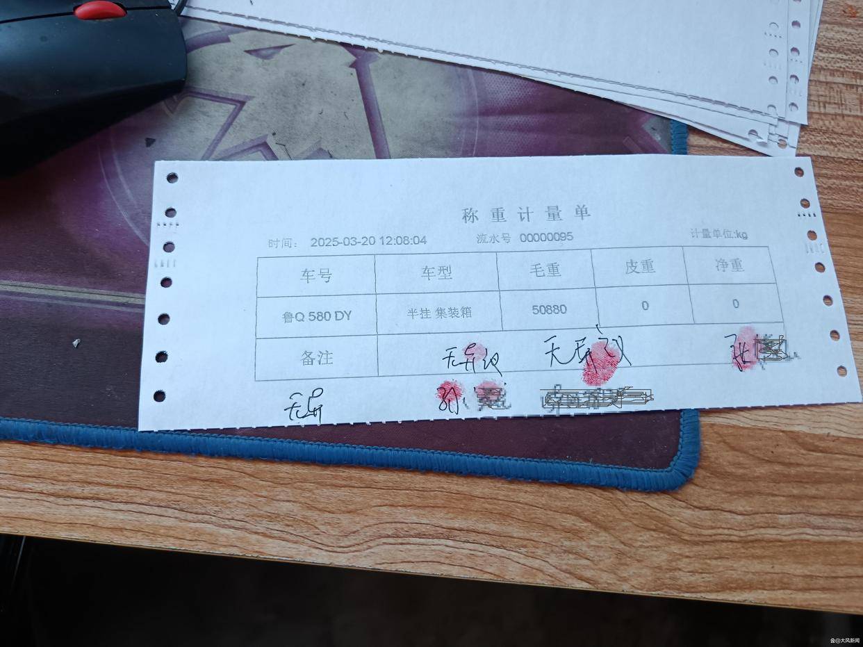 汽修店老板道路救援支千斤顶<strong></p>
<p>嘉盛原油</strong>，大货车箱体侧翻致其身亡；五莲县警方：不属车祸建议自诉