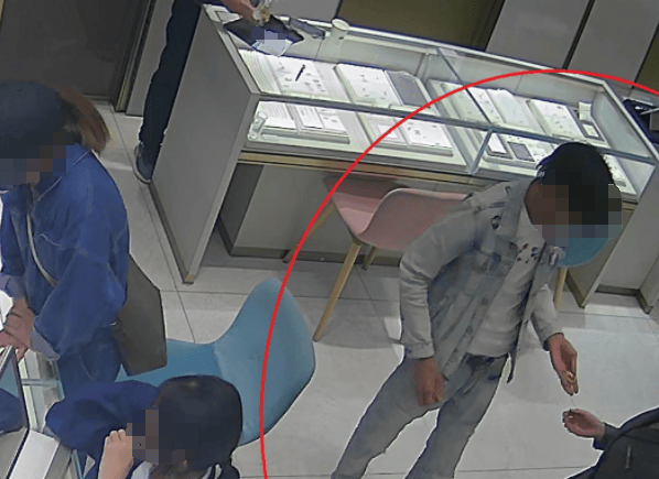 杭州大爷理发金项链不翼而飞<strong></p>
<p>嘉盛原油</strong>，金属探测器都用上了，谁偷的？