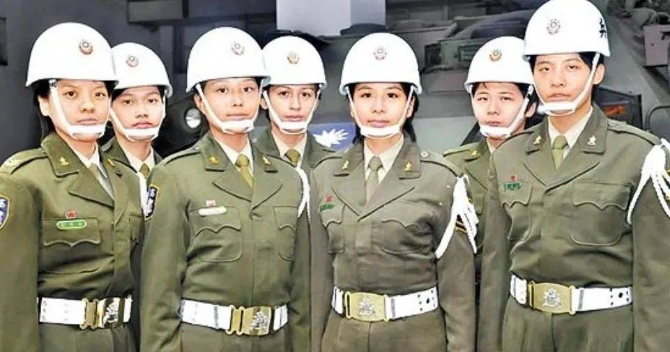 6名台军举五星红旗<strong></p>
<p>论原油</strong>,拒为台独当炮灰,台媒:赖清德卫兵也要投诚