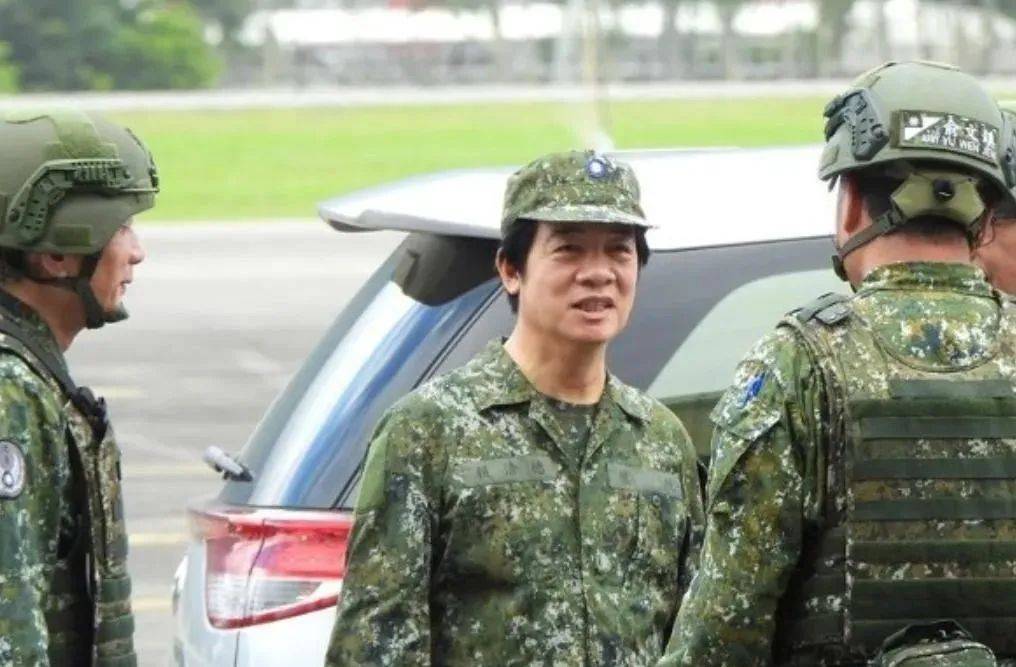 6名台军举五星红旗<strong></p>
<p>论原油</strong>,拒为台独当炮灰,台媒:赖清德卫兵也要投诚