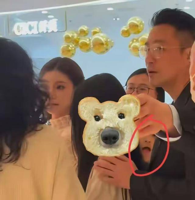大S儿女回北京<strong></p>
<p>论原油</strong>，张兰拉着小玥儿逛街，网友夸汪小菲好帅