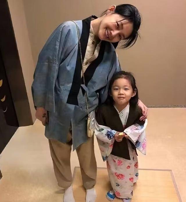 大S儿女回北京<strong></p>
<p>论原油</strong>，张兰拉着小玥儿逛街，网友夸汪小菲好帅