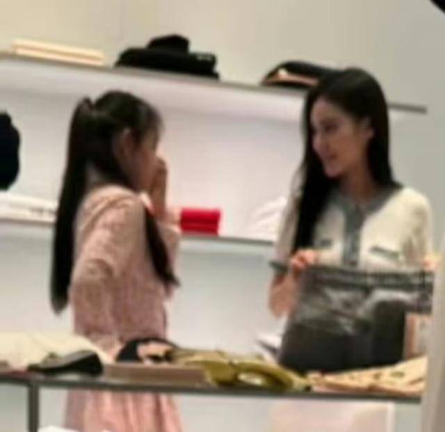 大S儿女回北京<strong></p>
<p>论原油</strong>，张兰拉着小玥儿逛街，网友夸汪小菲好帅