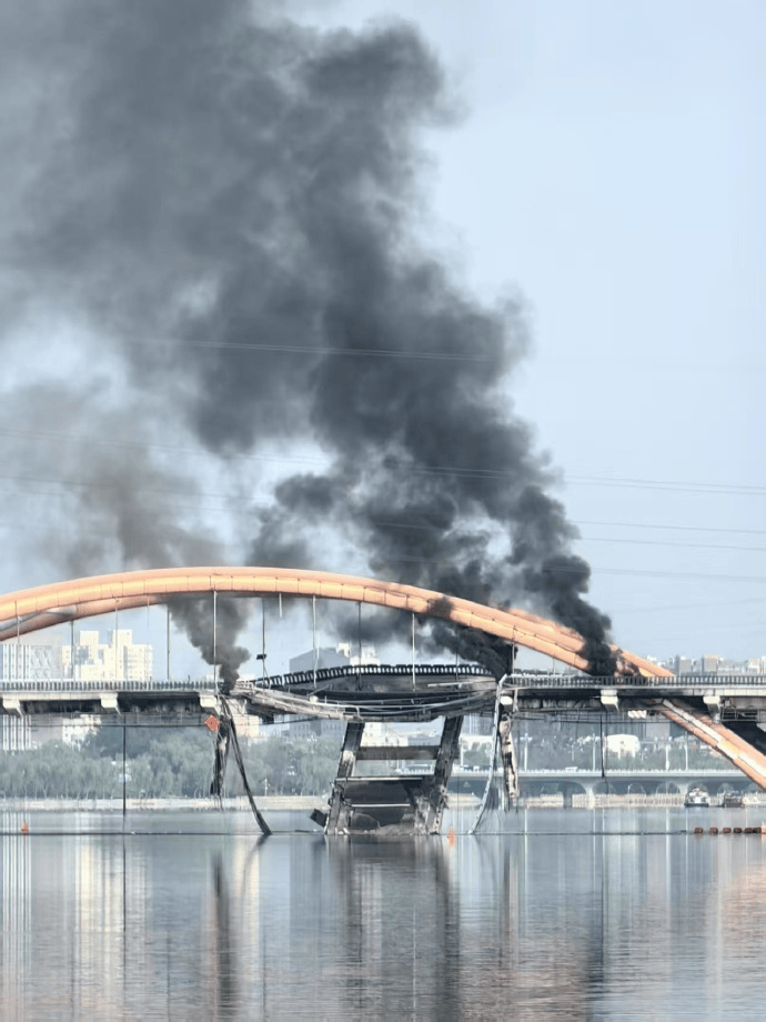 北京顺义潮白河大桥发生火情并部分坍塌<strong></p>
<p>今天原油行情</strong>，官方回应