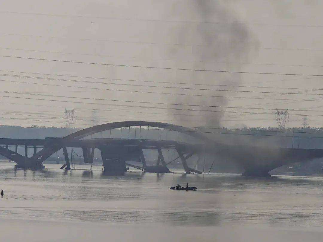 北京潮白河大桥部分路段起火坍塌<strong></p>
<p>今天原油行情</strong>，官方：原因正调查
