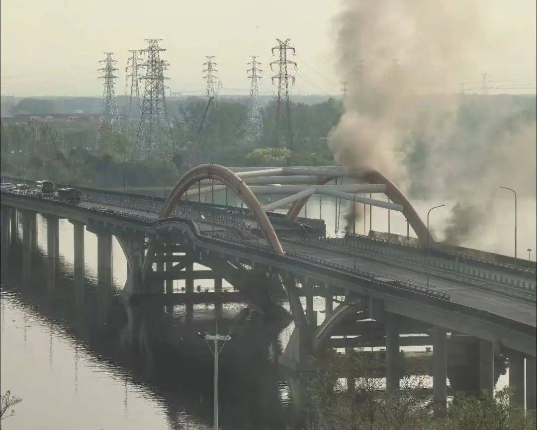 北京潮白河大桥部分路段起火坍塌<strong></p>
<p>今天原油行情</strong>，官方：原因正调查