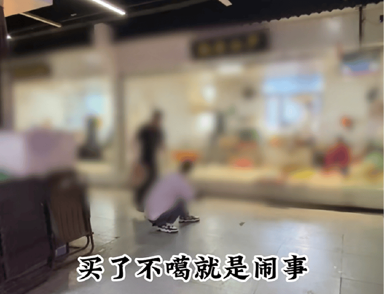 男子买鱼拒杀遭暴力殴打<strong></p>
<p>原油与期货公司</strong>，摊主叫嚣“不杀是闹事”“打死你”，警方回应